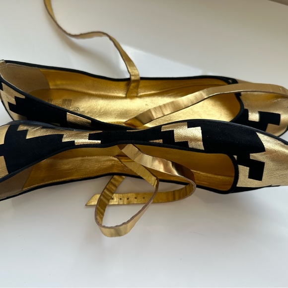 Black and Gold flat ballet shoes. - Picture 4 of 9